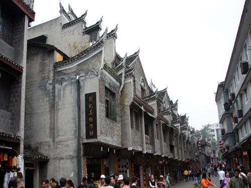 岳东社区：开展环保专项排查活动